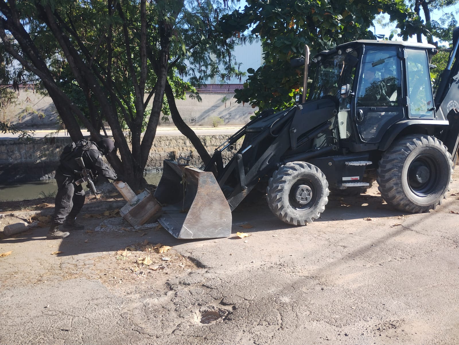 Policiais do batalhão de Olaria retiram 12 toneladas de barricadas das comunidades Cinco Bocas e Cidade Alta